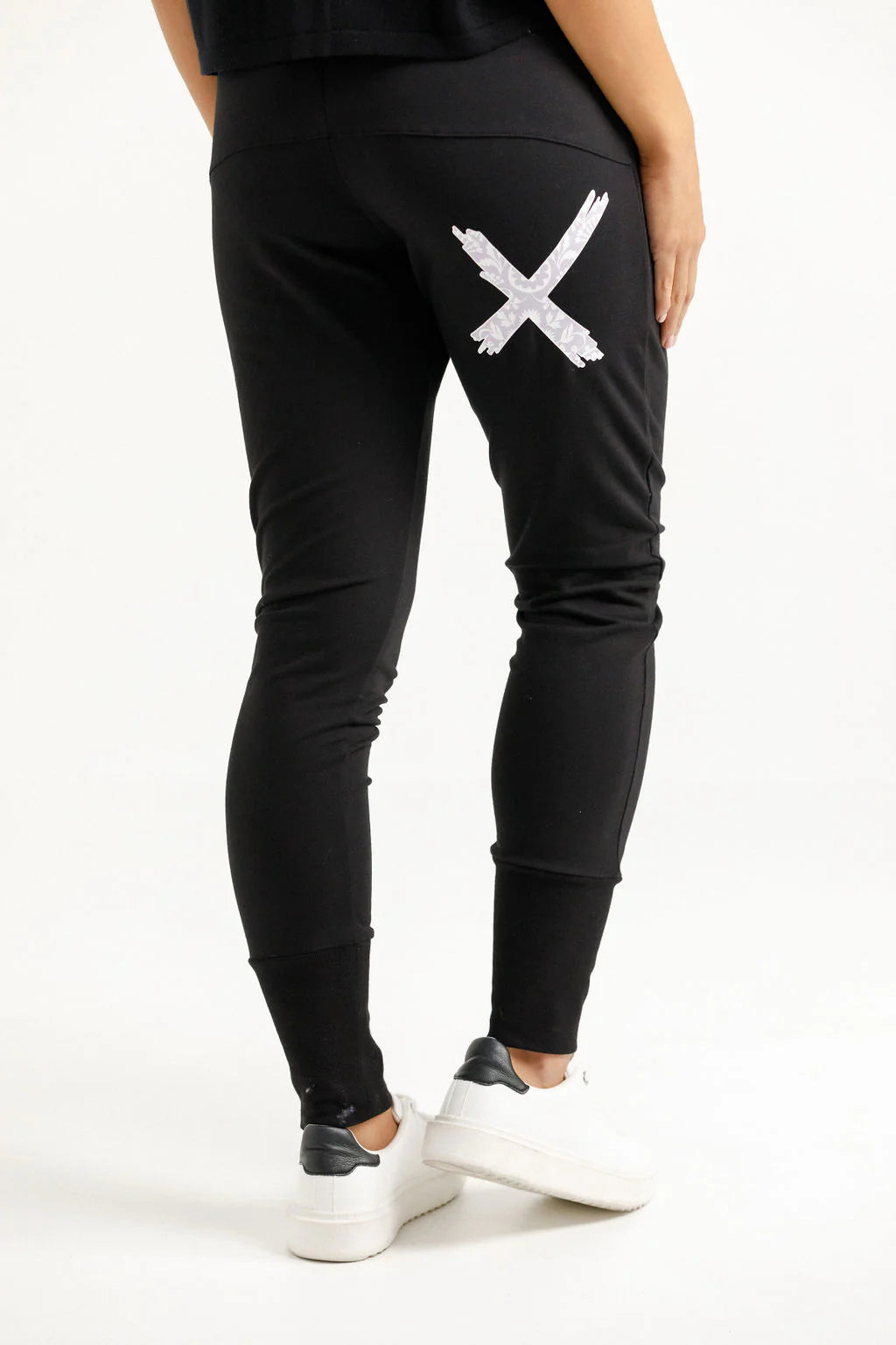 Homelee | Apartment Pants Winter - Black with Lilac Damask X