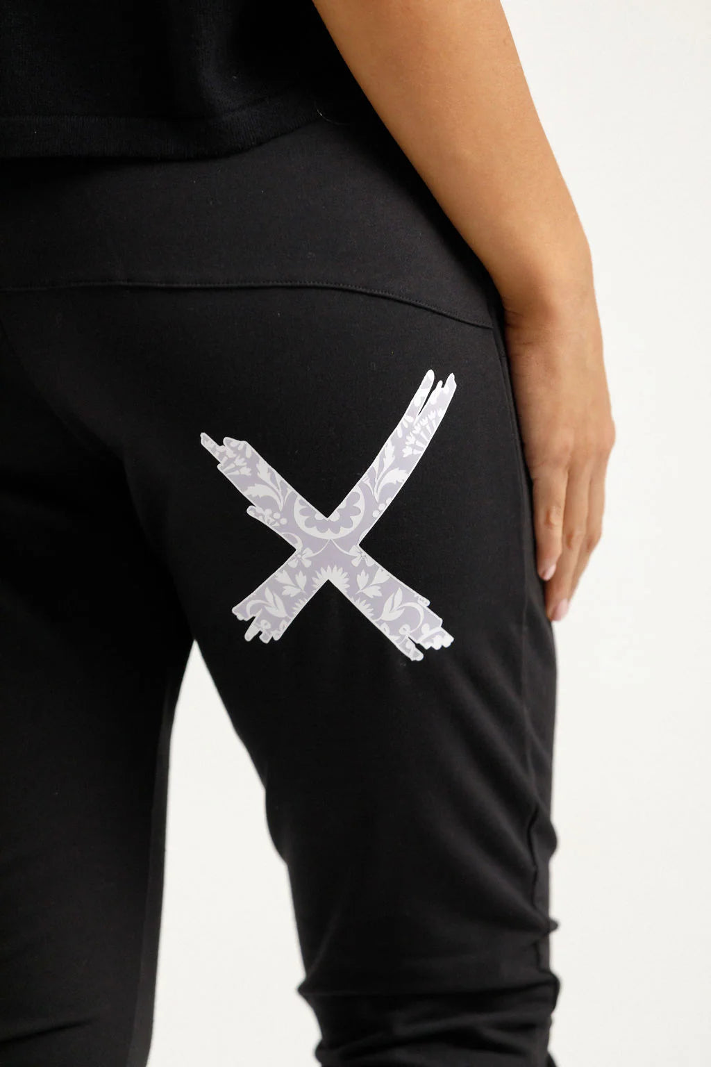 Homelee | Apartment Pants Winter - Black with Lilac Damask X