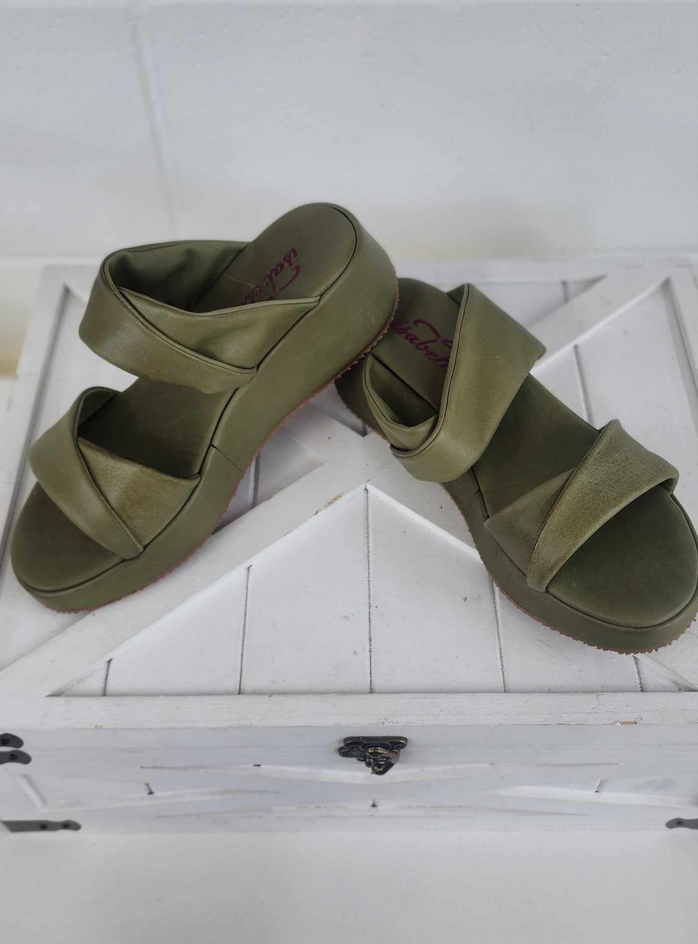 Isabella | Darwin Shoe - Khaki
